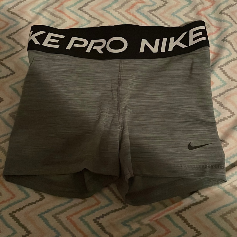 woman’s gray nike pro shorts
